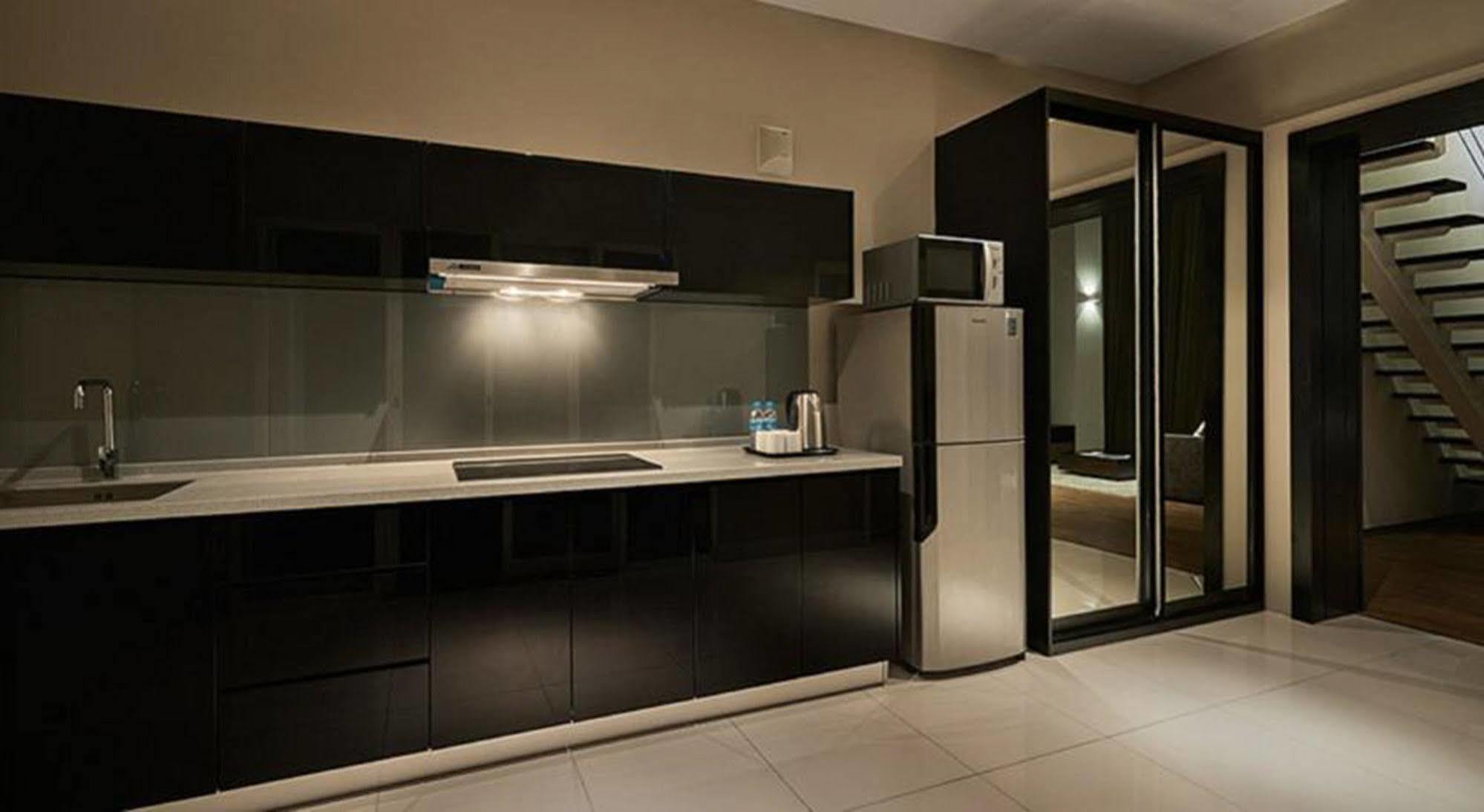 Maritime Luxury Suites George Town Exterior foto